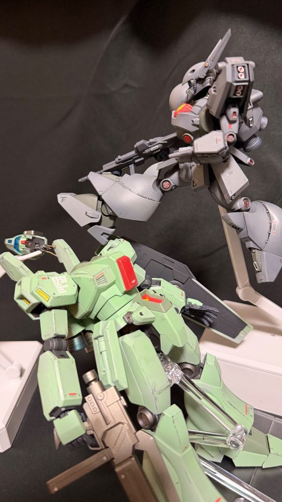…で、先程デナン・ゲーをUPしているので感の良い方は読めたと思いますがこうなりますw本来はR型やJ型なのですが1／144だとジェガンはあるがデナン・ゲーが無く1／100だとジェガンR/Jが無いというジレンマ　肝心の「ボール」が同じなら問題無いよね（笑）