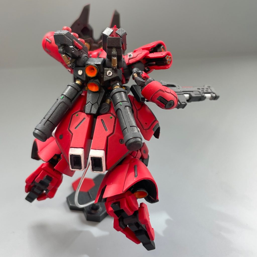 プロペラントは白と悩んだ末グレーにスカートはアーティファクトなのにシンプルだったので筋彫り追加赤いところはサザビーレッドをスプレー塗装あとは大体筆塗りで