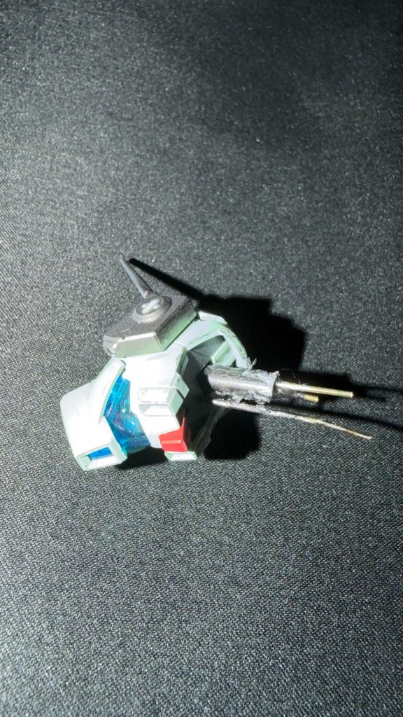 なんかケツアゴシャアのゲームを彷彿とさせる頭部　自分貧乏性なので破損再現パーツを抜きジョイントパーツに戻せば元のジェガンDに戻せる仕様です