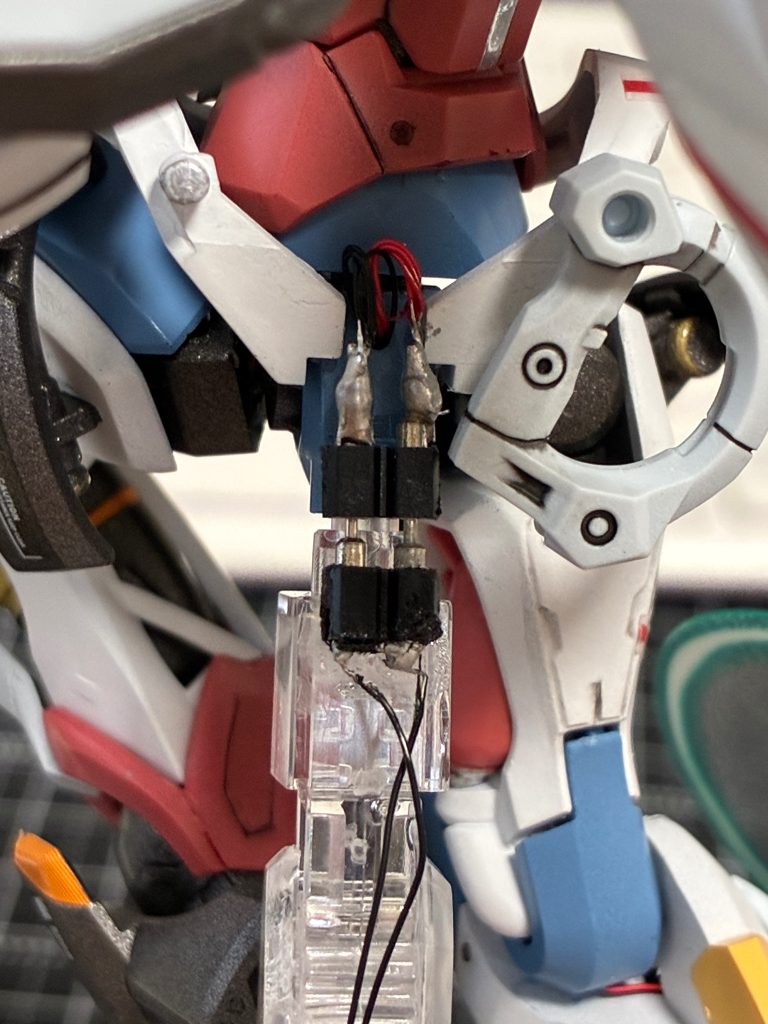 流石に電源取る所まで内部に埋め込む意欲は無かったです。ICソケットなので、台座から取り外しは出来るようにしました。