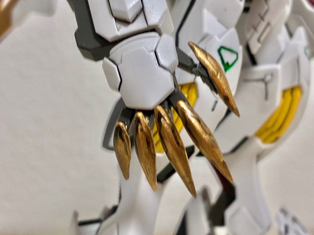 爪はキットのままでは丸すぎるので削って継ぎ足して削りました。