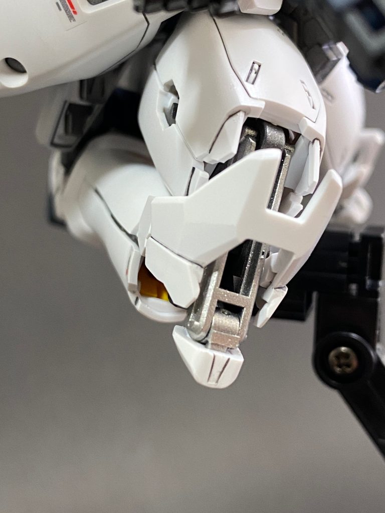 せっかく装甲から覗くメタリックのフレームも粉吹いてますね。いい勉強