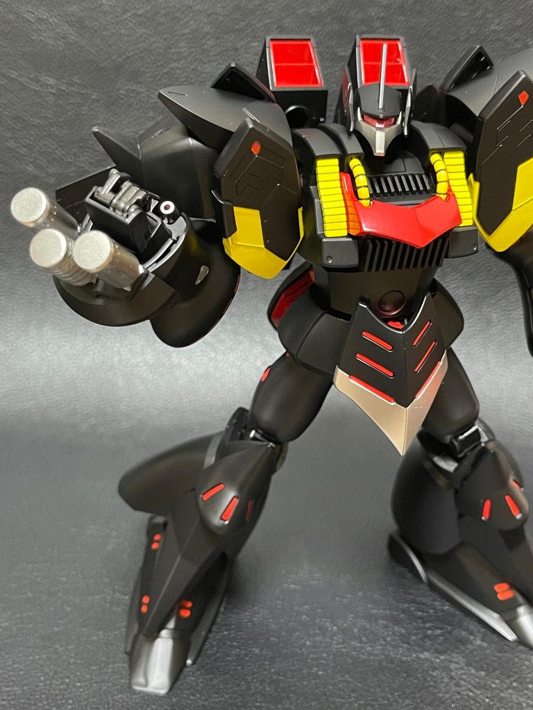んで、右腕武器のプラズマバックラーですね。たぶん今作で1番部品選定で悩んだところだったりします。ジャンクを見ながらあーでもないこーでもないと悩み続け、最終的にこれまでのミキシングで余ったHGボールのアームを選定することにしました。程よい太さと長さだったので少しいじるだけでそれっぽくなりました。