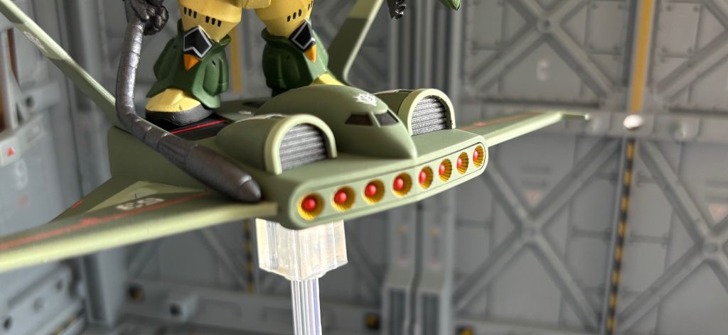 ここが今回の「頑張ってんでポイント」！前部発射口、デフォルトではなーんも付いてません。なーんもないんです。空白です。省略です。オミットです。ここに「ロケット弾的なモノの頭をはめたい！」って事で、赤系のランナーから半球状の形になるように切り出しアーンドヤスヤス。発射シーンを再現する事も考えたんやけど、もうしんどかったからやめました笑