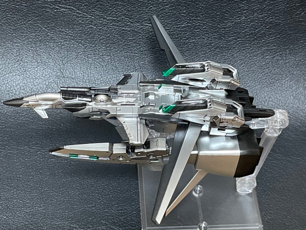その戦闘機の特徴として、機首前方に伸びているアサルトウイングがあります。これは30MMのパーツで作成してます。ここに本来付いているウェポンベイは後方のエールストライカーパックの上に取り付けてます。