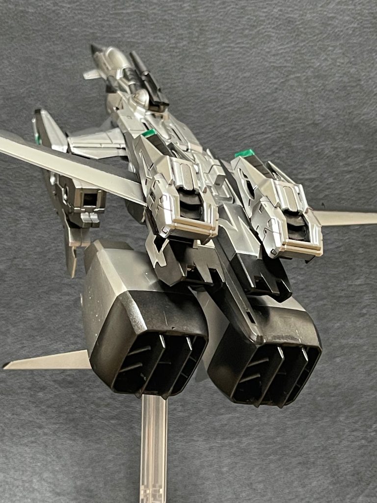 機体後方です。エールストライカーパックですが、これは1/144と1/100を合わせてます。固定式高出力スラスターが1/144で可動式高出力スラスターが1/100になります。あとは翼を後退翼から前進翼へ向きを変えてます。