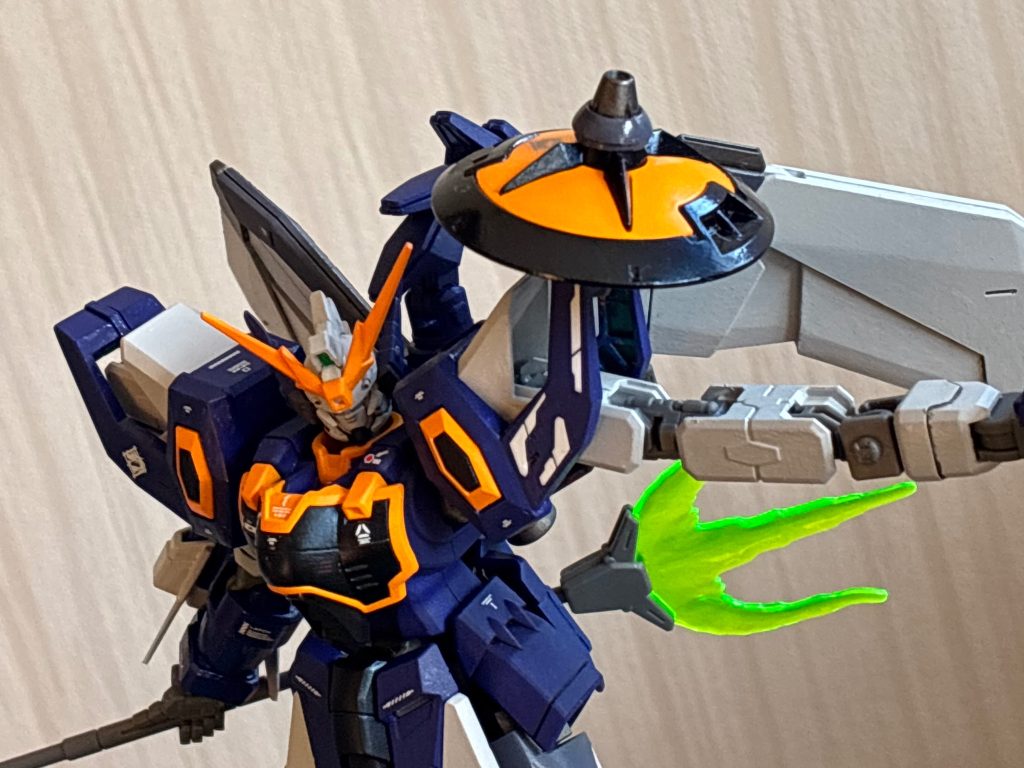 ボディはアルティメットホワイトとガンダムカラーのディアクティブグレーを混ぜて塗ってみました
