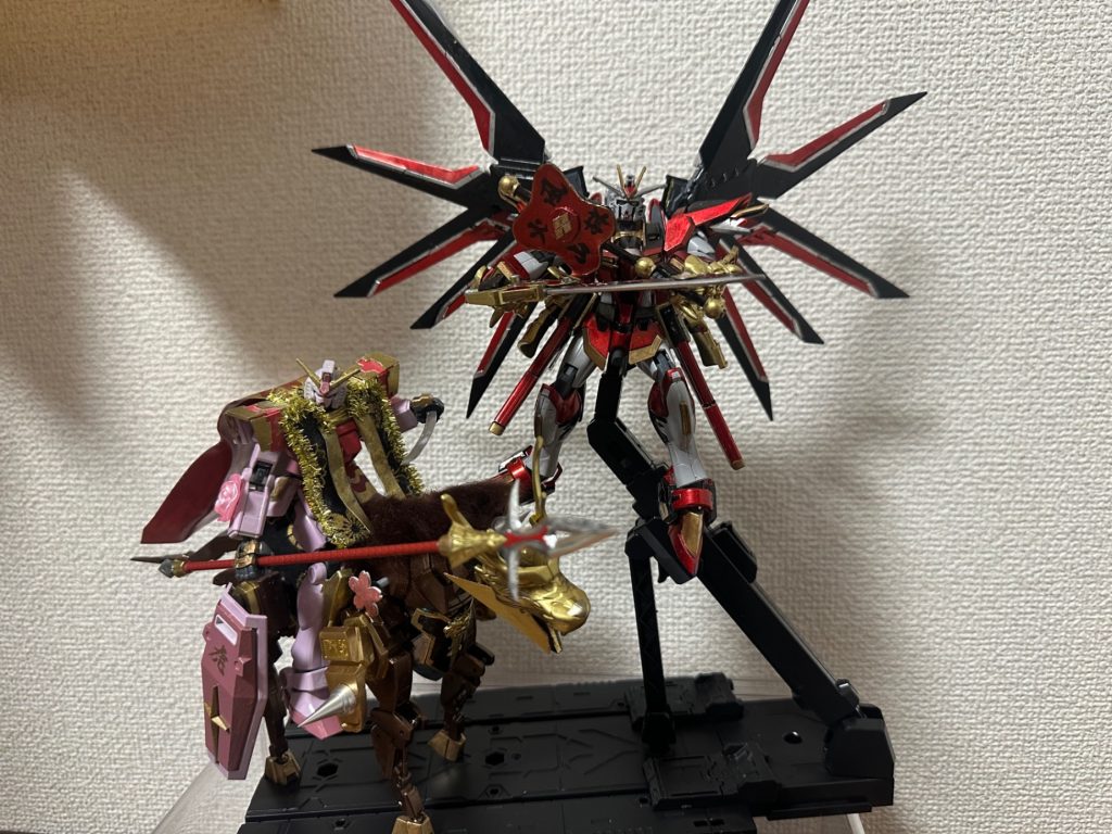 制作工程ではないですが作成中の掲示ガンダムと並べてみました