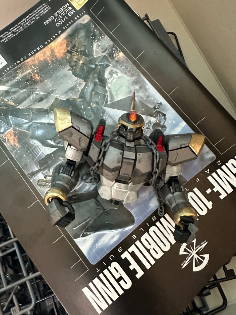 最初は奴隷剣闘士をイメージしてたので鎖を巻いてました