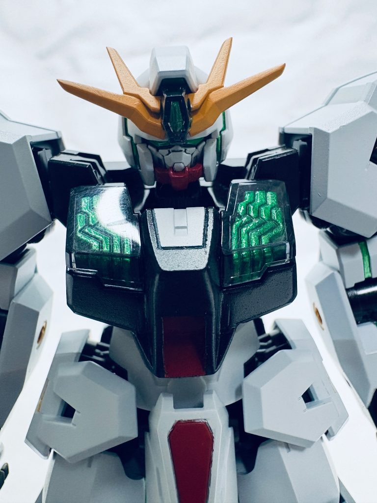 改修したところのアップです。頭部フェイスパーツを切り離し、顎を反転させ、切削して取り付け。（フェイスパーツの奥のディティールを表に出してあげたくて）胸部中央部分をνガンダム風に形を変更。胸部中央白色と股間部分赤色スジボリで形を作り色分け。アップだから雑さが目立ちますね。