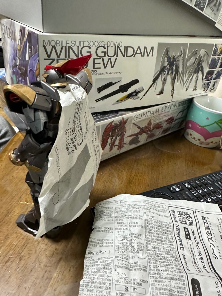 新聞紙でマントの形を作ってるところです