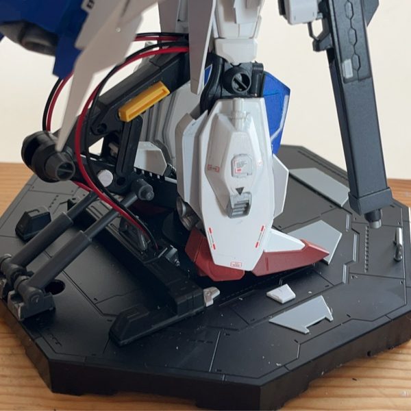 デカールワークはだいぶ自由な感じです。原作準拠にした方がいいとは思うのですが、ほとんどは細かいやつなので、そこまでかけ離れたものにはならないかなと。まあ、上手くいくことを願っています...現在、スタンドを改造し、腕部と脚部の作り直し、やすりがけを行い、今日から2回目の塗装となります。全てを塗装し直すわけではないので短時間で終わりそうです。改造箇所は脚部装甲のディテールアップ(オリジナル)とスラスター付近の形状変更、腕部は原作準拠の形状変更、関節のマルイチモールドの追加です。あと、中古ショップにてサンボル版のFAガンダムのシールドをゲットしたので、それを塗装します。今年の運の1/2ぐらいを使ってしまった感がありますね(笑)それにしてもいつ終わるんでしょうかね。なお、画像は5月3日時点のものです。これしかいい画像のストックがなかったです..(2枚目)