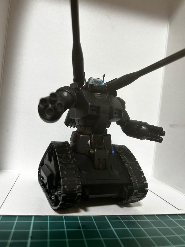 こちら黒のサーフェイサーを施したものになりますそう、実はクリアパーツは加工をしてないんです笑、どーやって処理しようか考えたんですが、「あれ、これこのままはめたら良くないか？」とそのまま付けちゃいました笑今回の全塗装は筆で制作しましたが、いやはやなかなか手間のかかる所業ですね....筆塗り全塗装されている方がいかに凄いかを思い知らされました。ただ手間も時間もかかりますが、めちゃくちゃ楽しく作れたのでこれもプラモデルの醍醐味だなあと感じましたね。塗料は水性ホビーカラーで揃えていてその練習にもなりましたし、何より自分の塩梅でカラーがいじれる所が本当に練りがいのある作業でした。