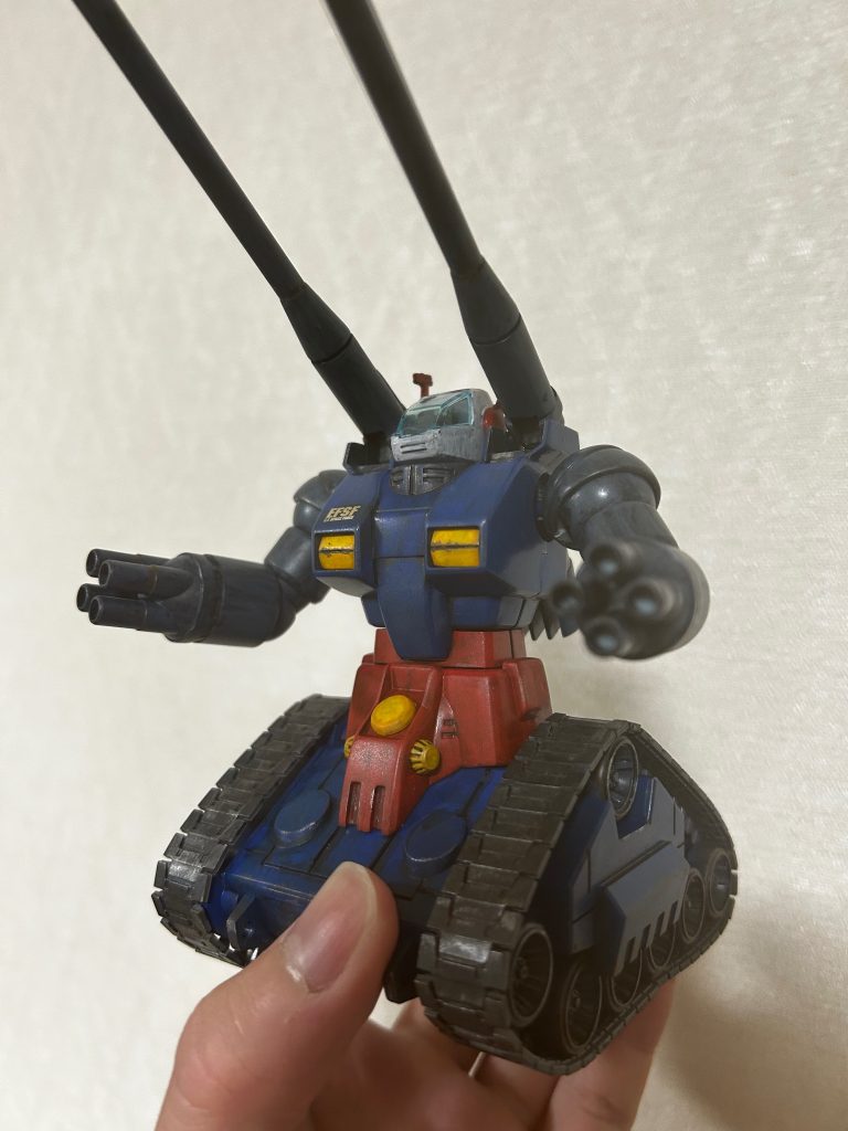 最後は無加工の暗めな写真で締めます笑今回は筆塗り全塗装で制作しましたが、あえて粗め・雑に塗り重ねることで筆塗りの味のある雰囲気を出せたらなあという狙いがありました。僕自身は仕事帰りの空き時間や休みの日にチマチマ向き合って作ったので補正かかりまくりですが、皆さんはいかがでしょうか？笑いやー大変でしたがめちゃくちゃ楽しいプラモデルでした。特にガンタンクに思い入れは強くなかったですが制作を通じてシブさ・無骨なカッコ良さを徐々に感じるようになりました今回も最後までご覧頂きありがとうございました！筆塗り全塗装に初挑戦し、自分の世界も広がった今回ですがそれに応じて制作期間も広がってしまいますね笑じっくり積んでるキット(大量)を吟味しながら制作し、味を出して行きたいと思います！この作品を気に入ってくれた方は是非コメント・フォロー・いいね &nbsp; お待ちしております^^次回の作品もよろしくお願いします〜！