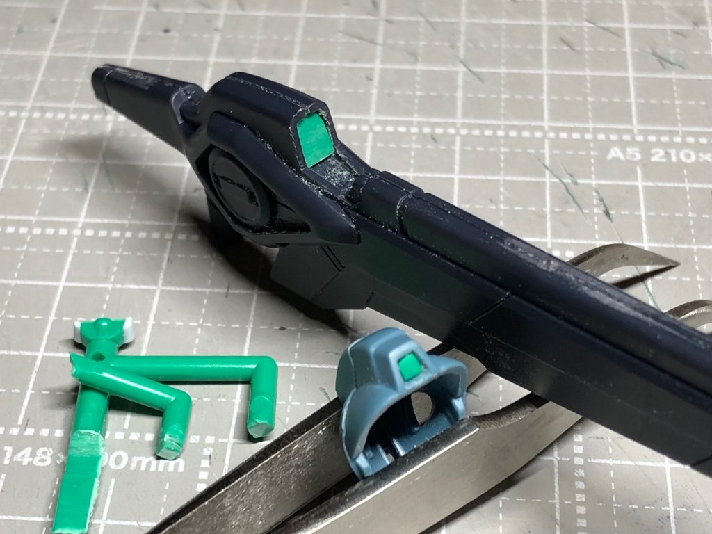 後頭部と銃のセンサーをくり抜きランナーから切り出して別パーツ化塗装するからプラ板で全然良いんだど色付いてる方が気分が上がるから&nbsp;