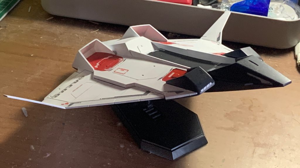 塗装レシピ白部分:Mｒ.フィニッシングサーフェイサー1500スプレー(ブラック)→Mｒ.カラーGXクールホワイトをエアブラシ塗装赤部分:ガンダムマーカーガンダムレッドをガンダムマーカーエアブラシシステムで塗装黒部分:Mr.カラーミッドナイトブルーをエアブラシ塗装シールドマウントラッチ部もミッドナイトブルーで塗装(本来はブラック50%+ニュートラルグレー40%+レッド10%)
