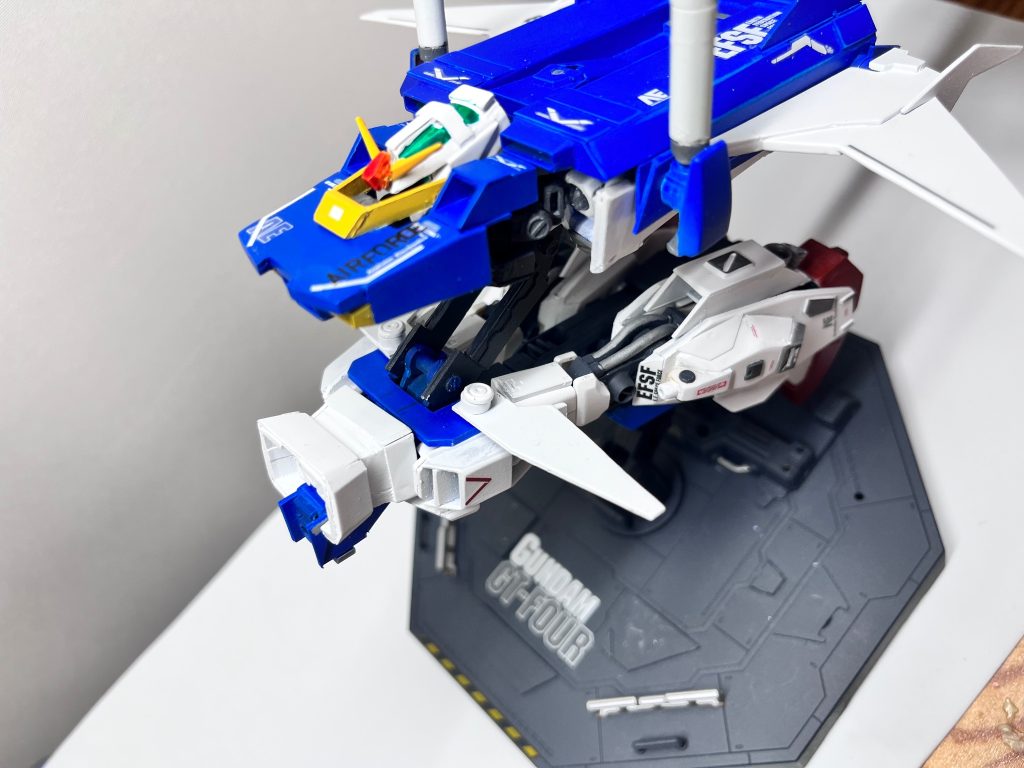 腰部フレームにシールドをつける。胸部と腰部のロックを外して、胸部とバックパックが一体になった上部のブロックと下半身が繋がっているアームを回転させて折りたたむ。腹部のコアファイターは差し替え式での再現です。ここも完全変形できれば良かったのですが...今回は強度面を重視して差し替え式に。最後にビームライフルをバックパックにつけて...