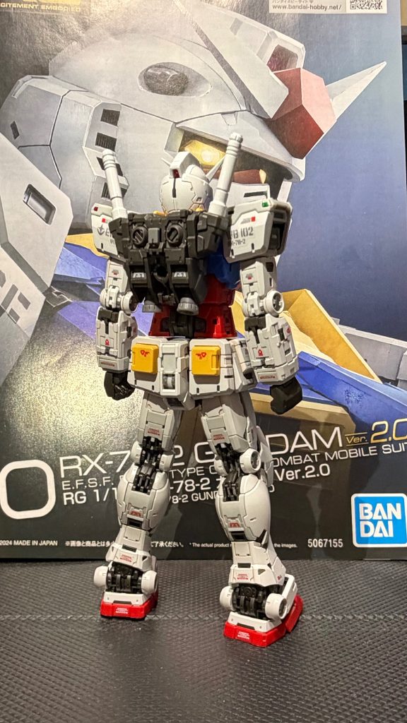 背面リアリスティックデカールまできっちり貼ったの数年振りだけどなんか余白や厚みが目立ちにくくなった気がする…？（過去作ウイングゼロEWとゴッドガンダムハイパーモードはデカールが似合わないと判断して貼らなかった）