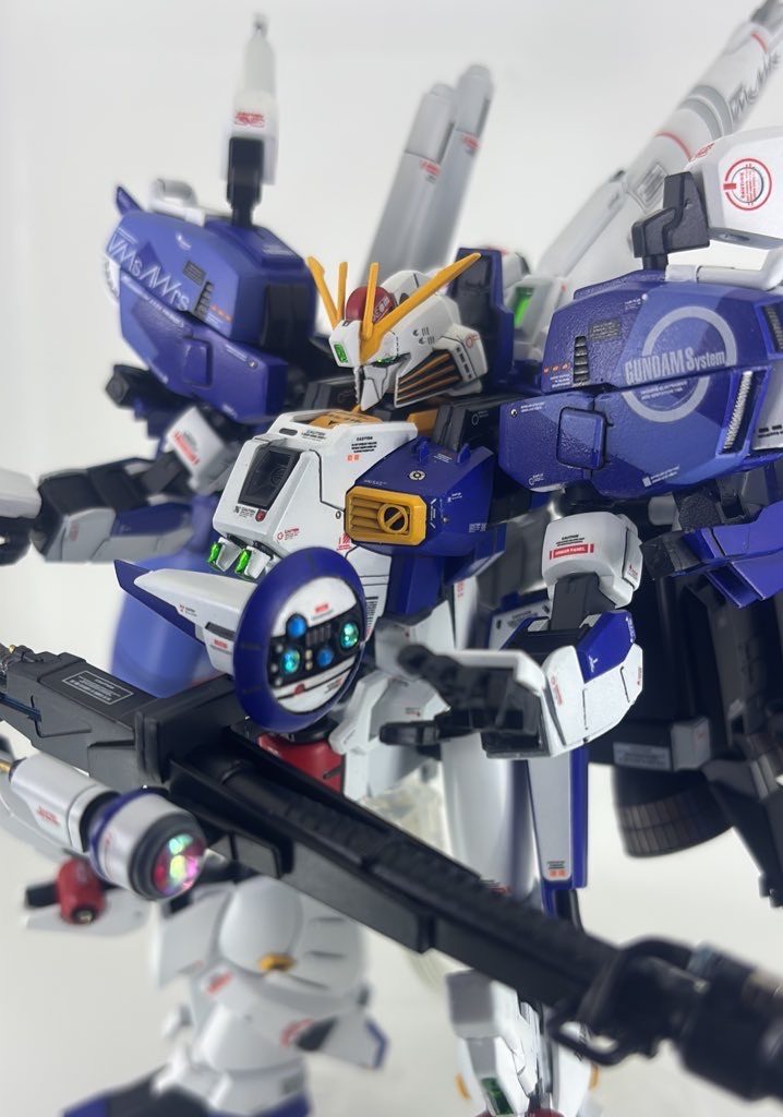 HGUC版は肩のスライドギミックやプロペラントタンク、胸部のセンサー等が省略されていますので気合いで再現してみました。