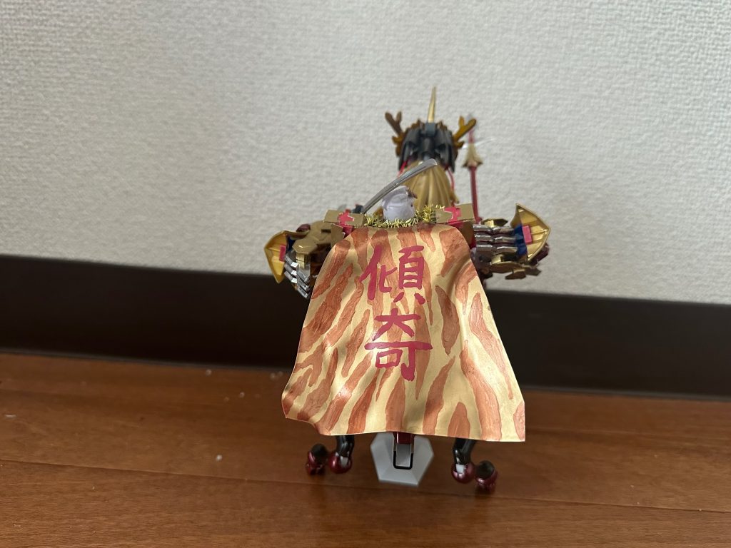 背中のマントは虎柄で「傾奇」の字を書いてます