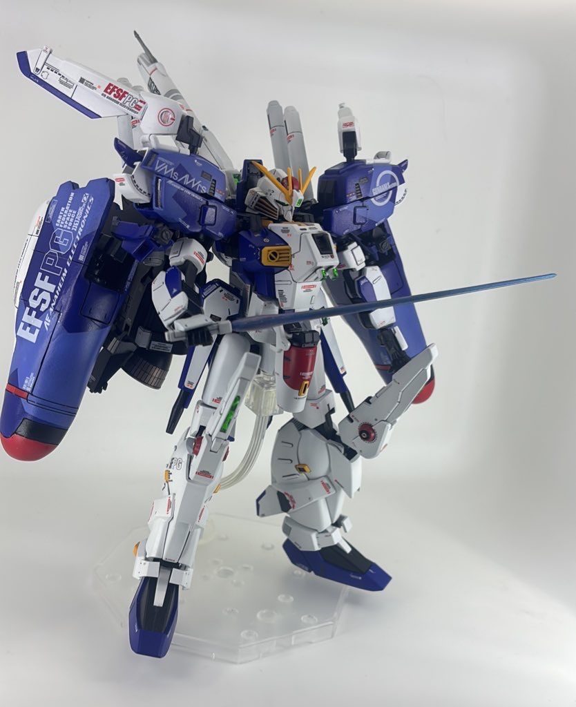 肩のスライドギミックは内部フレームを再現できていないですが…まあバックパックがみやすくなるのでこれはこれでありかと思います。ビームサーベルは、クリアパーツを使って再塗装しました。