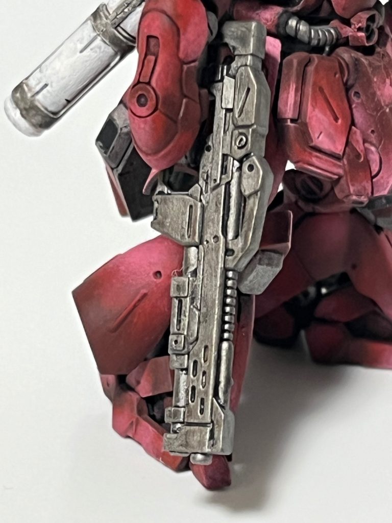 フレームなどの金属色は暗めのシルバーを塗り、シタデルカラーのシェイドカラー[ナルンオイル]とかいうトーン落としとスミ入れを兼ねた塗料を使いました