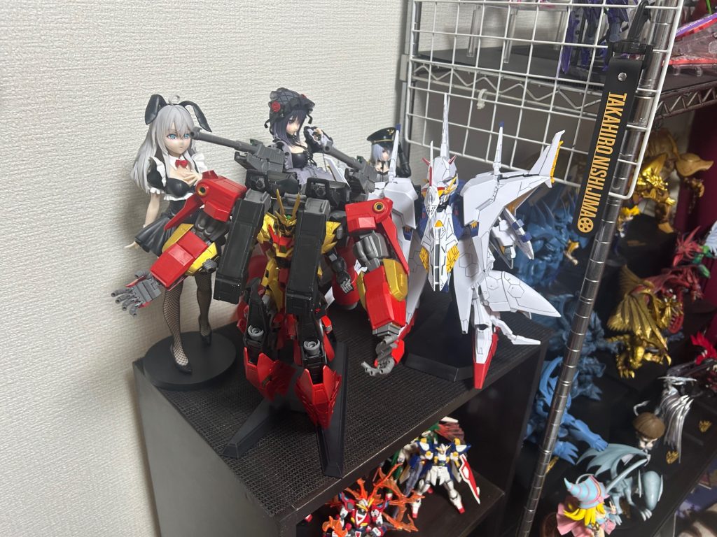 そして置く場所が無くとりあえずペネロペと並んでいただきましたwそのうち場所は確保します(* ॑꒳ ॑* )それでは皆様のよきガンプラ、しゃちくLifeを！( ´Д｀)ﾉ~ﾊﾞｲﾊﾞｲ