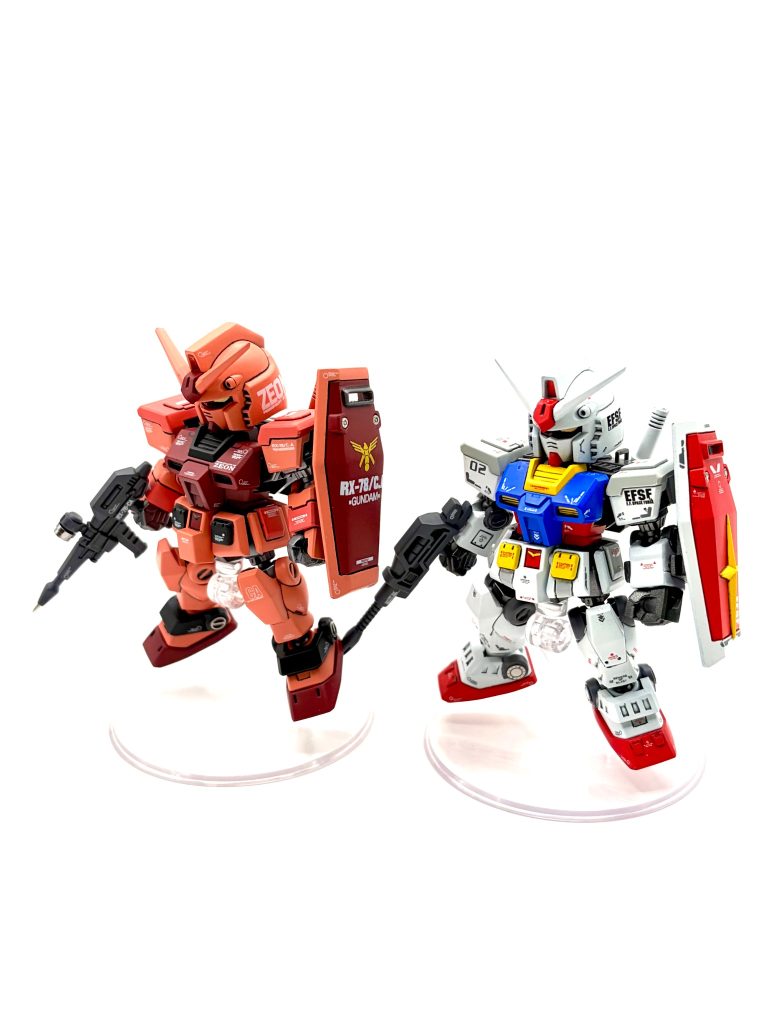 通常カラーとの比較です。キャスバル専用ガンダムは公式からも様々なキットが出ていますが、カラーリングがどれも微妙に異なり、かなりいろいろ迷いました😅　結果的に最もベタな市販のガンダムカラー（シャア専用）＋差し色（少し濃いめの赤）に落ち着きました。差し色の部分は塗装直後に違和感を感じましたが、組み上げてみるとなかなかいい感じまとまってくれたのではないかとおもっています。