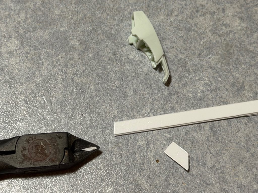 　このままだと筒抜けなので、プラ板で仕切りを製作。