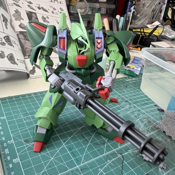 ガルスjを手に入れたので、ちょっとνHWSから浮気して作ってます手作りモノアイ手作りリアアーマーの中身手作りスタビライザーの中身今一色目塗って、他はサフの途中です♪（7枚目）