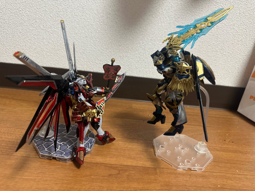 再び武田信玄ガンダムと戦ってる写真です。両手で剣を持っているので盾はバックパックの後ろに取り付けています