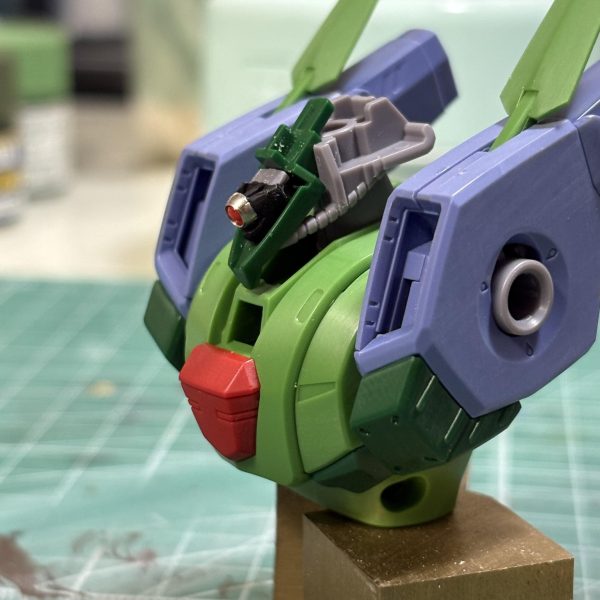 ガルスjを手に入れたので、ちょっとνHWSから浮気して作ってます手作りモノアイ手作りリアアーマーの中身手作りスタビライザーの中身今一色目塗って、他はサフの途中です♪（2枚目）