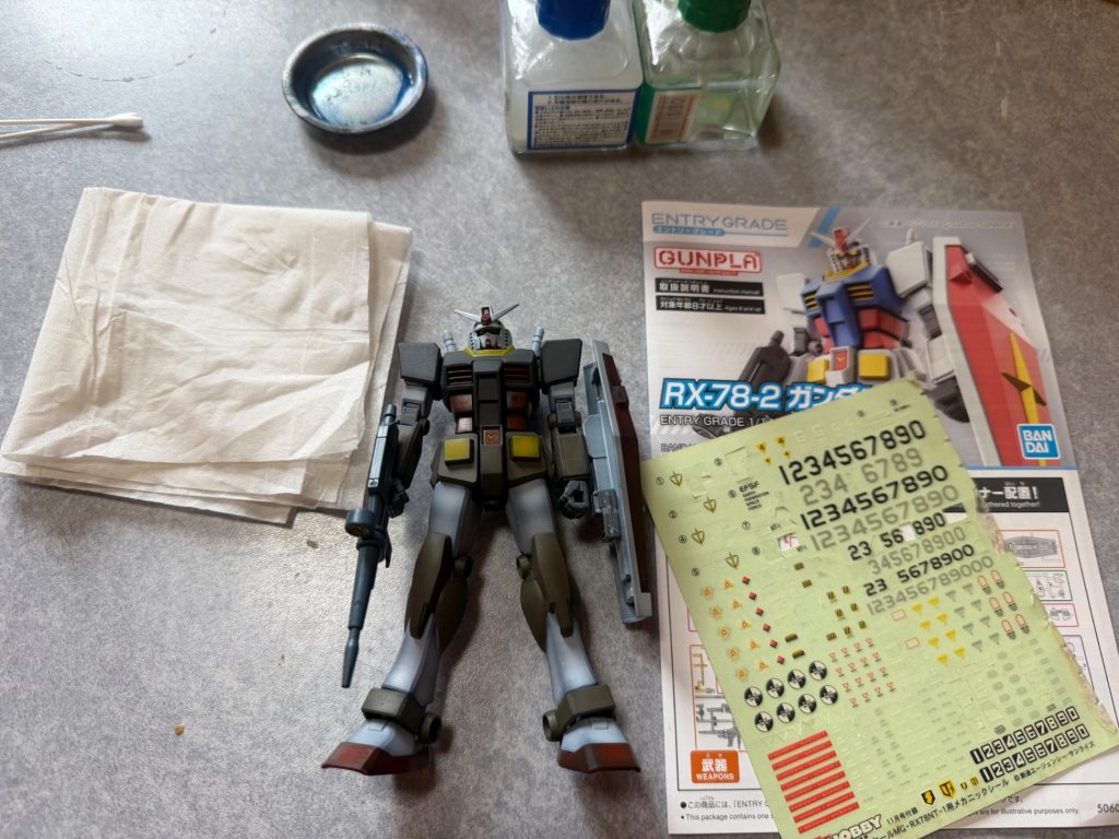 　塗装が完了したらデカールを貼って行きます