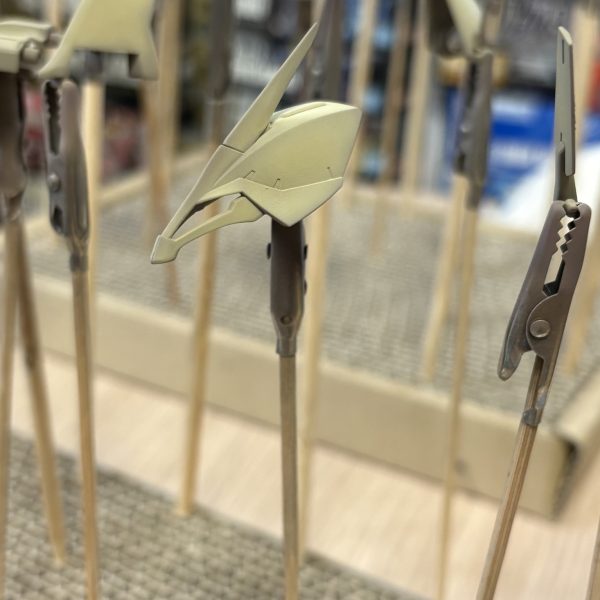 ガルスjを手に入れたので、ちょっとνHWSから浮気して作ってます手作りモノアイ手作りリアアーマーの中身手作りスタビライザーの中身今一色目塗って、他はサフの途中です♪（4枚目）