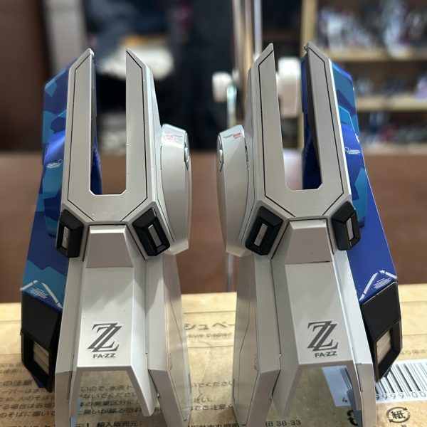 全部位のスジボリ終了。パーツ数がエグいので部位ごとに作成中。今回は脚部アーマー。サフ、塗装、トップ、デカールで半日。アーマーはスプリット迷彩を採用しました。（2枚目）