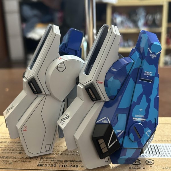 全部位のスジボリ終了。パーツ数がエグいので部位ごとに作成中。今回は脚部アーマー。サフ、塗装、トップ、デカールで半日。アーマーはスプリット迷彩を採用しました。（3枚目）