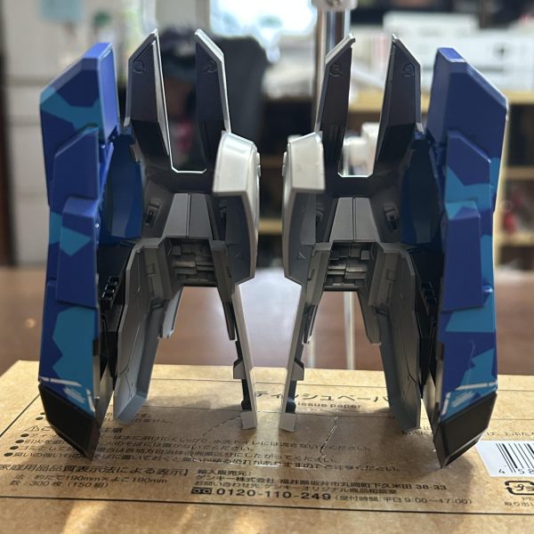 全部位のスジボリ終了。パーツ数がエグいので部位ごとに作成中。今回は脚部アーマー。サフ、塗装、トップ、デカールで半日。アーマーはスプリット迷彩を採用しました。（4枚目）