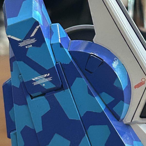 全部位のスジボリ終了。パーツ数がエグいので部位ごとに作成中。今回は脚部アーマー。サフ、塗装、トップ、デカールで半日。アーマーはスプリット迷彩を採用しました。（5枚目）