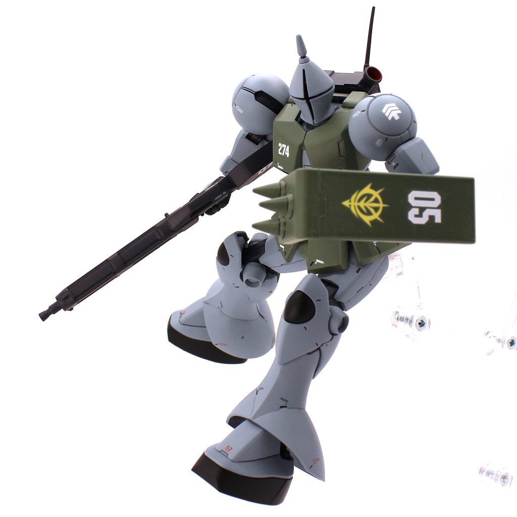 武装については、まずびっくりメカ過ぎるシールドは量産型っぽさからはかけ離れているので、問答無用で却下しました。代わりにゲルググJのビームマシンガンとスパイクシールドを持たせてみました。ビーマシはHGUCのゲルググJのものです(もしかしたら旧キットかも？)。持ち手はビルダーズパーツのMSハンドがばっちりでした。