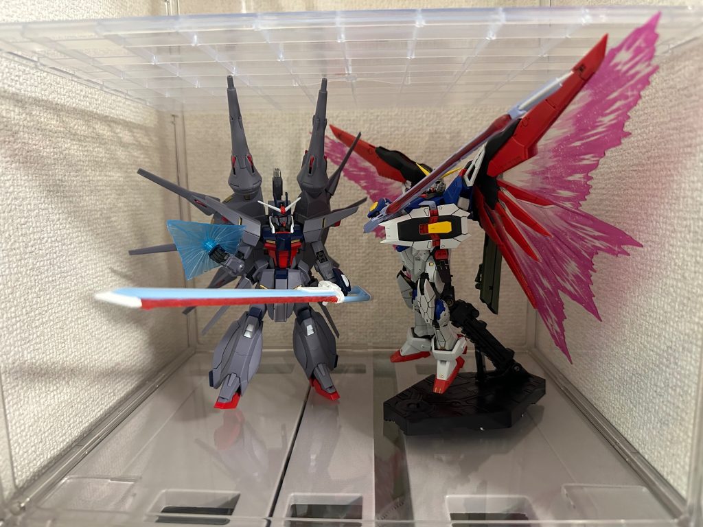 レジェンドガンダムはかなり完成度の高いキットだと思いました。やはりデスティニーの隣に飾ると様になってます