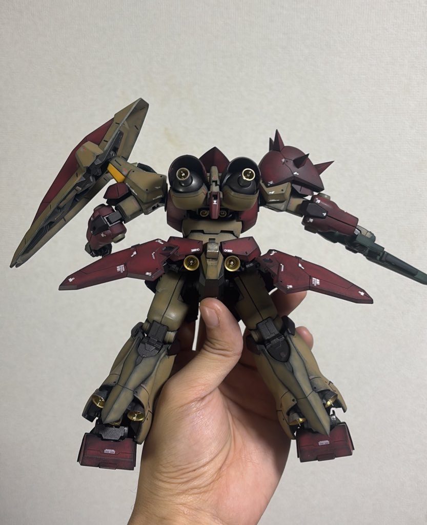 リアスカートはジョイントパーツを追加して劇中のように展開できるようにしてみました。操作が難しいので一長一短かな…