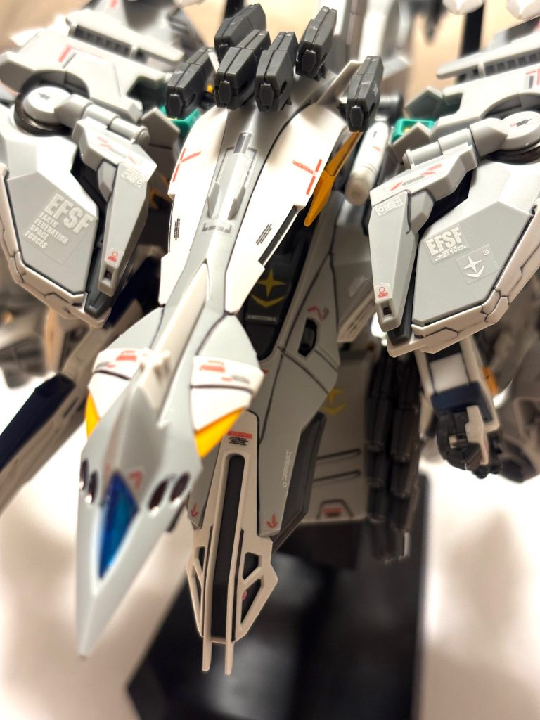 機首まわりはデカールを多めに追加しました。