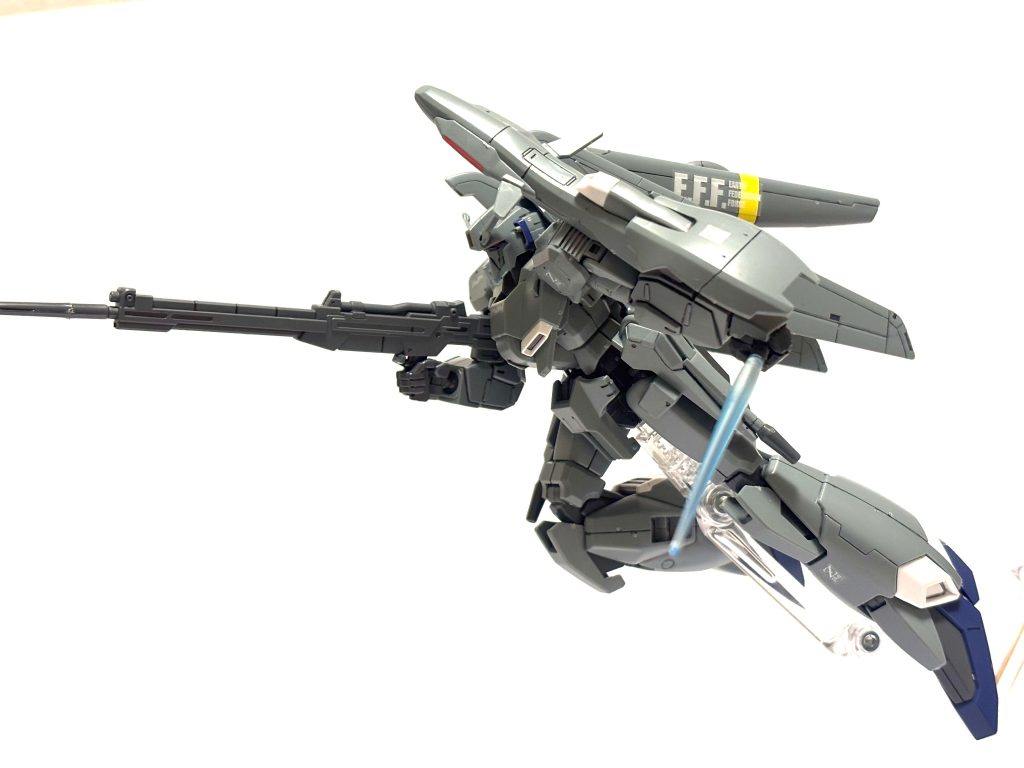 サーベルが薄いブルーなのも機体色に合ってて良いです。