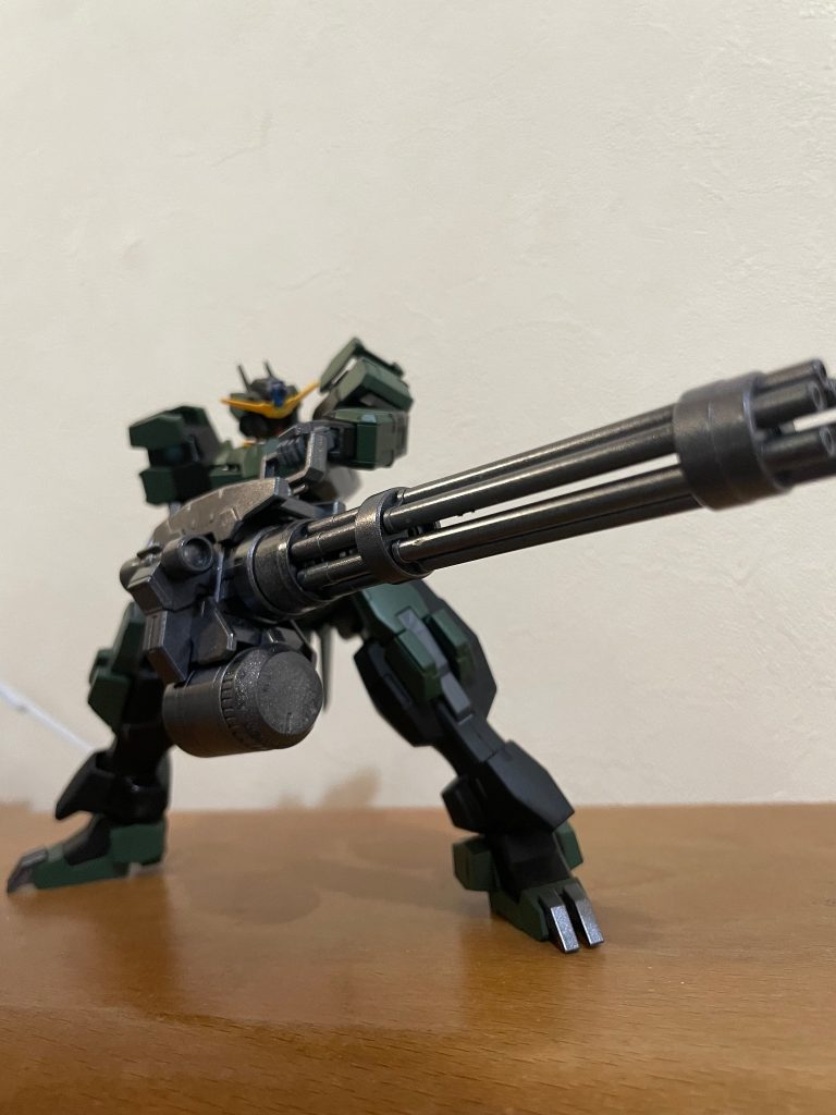 こいつの目玉は背中につけたジャイアントガトリング！！こいつはカスタムパーツをそのままつけましたwでもしっかりあう！！でかい銃火器、かっこいいわ〜(gundam-kao6)