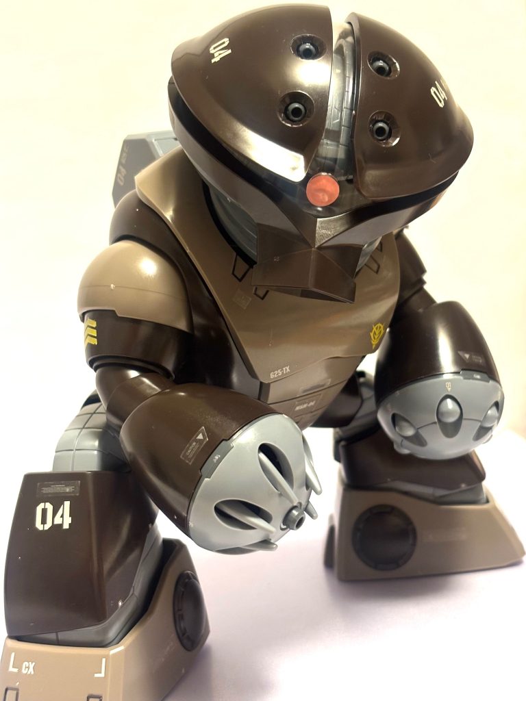 グレてヤンキー座りするアッガイ。
