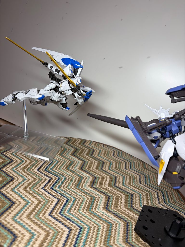 よく考えると剣二本で自分の倍はある体格のMAに接近戦仕掛けるってやべぇですよね。
