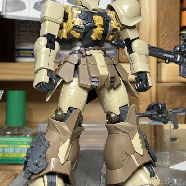 HG ザクⅠスナイパータイプ胸から脇周りをアーティファクトサロンパスで盛ってみる　スナイパーライフルがメインの筈でしたが、主役を交代な感じ😆アーティファクトディテール恐るべし　今回は作図してサロンパス切り出すをやめて、アーティファクトのパーツからカッコ良くフィットしそうなパーツを選択する方式を採用　時短を狙いましたが。作図して切り出す時間が悩み深いパーツ選択の時間に変わっただけ しかも貼ってみないと分からない一発勝負。（@oichidesuyoroさんの作例を参考にしています）胸の真ん中にどうするか迷ってます貼るか貼らないか？まだまだ貼る予定なので、ATFサロンパス胸に貼っても大して変わらんなまた進捗したらUPします（4枚目）
