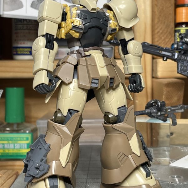 HG ザクⅠスナイパータイプ胸から脇周りをアーティファクトサロンパスで盛ってみる　スナイパーライフルがメインの筈でしたが、主役を交代な感じ😆アーティファクトディテール恐るべし　今回は作図してサロンパス切り出すをやめて、アーティファクトのパーツからカッコ良くフィットしそうなパーツを選択する方式を採用　時短を狙いましたが。作図して切り出す時間が悩み深いパーツ選択の時間に変わっただけ しかも貼ってみないと分からない一発勝負。（@oichidesuyoroさんの作例を参考にしています）胸の真ん中にどうするか迷ってます貼るか貼らないか？まだまだ貼る予定なので、ATFサロンパス胸に貼っても大して変わらんなまた進捗したらUPします（3枚目）