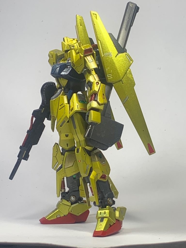 百式は他のガンダムに比べてスマートな気がします。そこがまたいいのですが。(gundam-kao9)