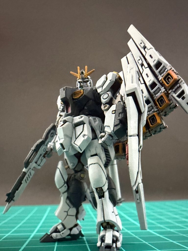 そのまま組むと棒立ちっぽかったので、肩アーマーを角度を付けて、脚部は八の字に開いて固定しています。